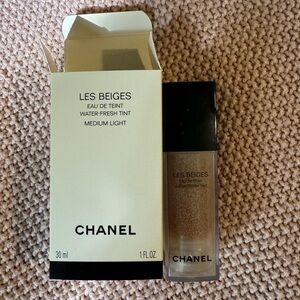 Chanel Les Beiges Water Fresh Tint 80% left Medium Light